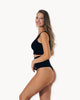 Frau posiert von de Seite mit der Shapewear Full Belly Shaper in schwarz