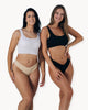 Zwei Frauen posieren von vorne in einem nahtlosen Slip in beige und schwarz