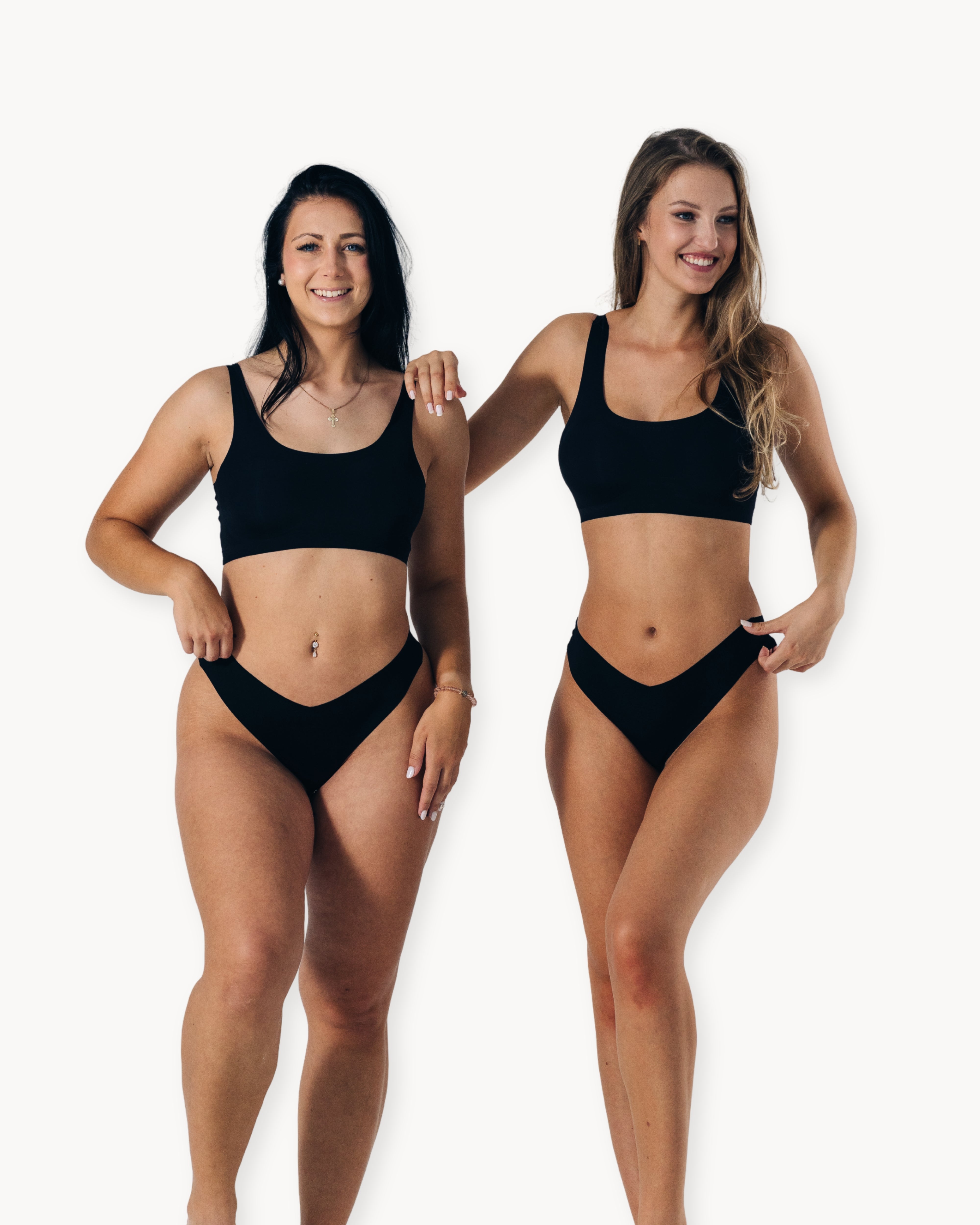 2 Frauen posieren mit dem schwarzen nahtlosen Tanga